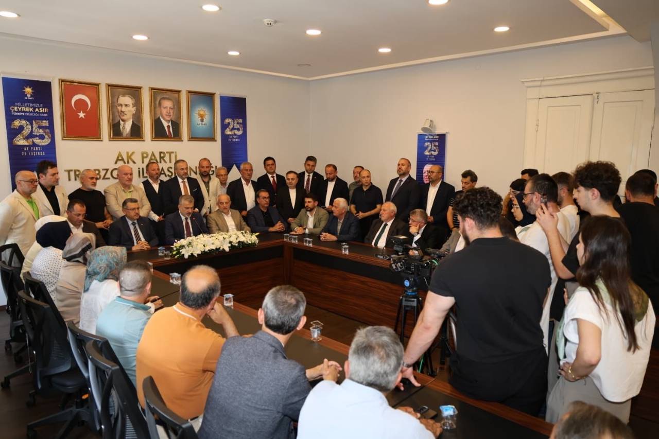 AK Parti Trabzon İl Başkanlığımızda düzenlenen basın toplantısına katıldık. AK Partimizin kuruluş yıl dönümü kutlu olsun...