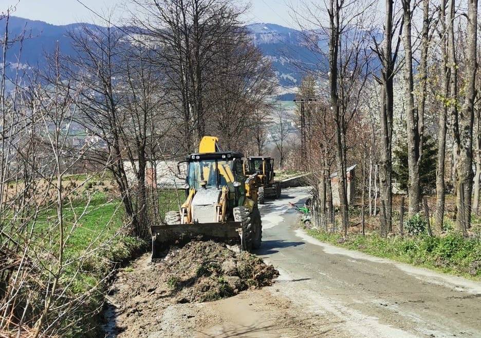 Mahallelerimizde kanal temizliği çalışmalarımız, yağmurdan dolayı çöken yerlerin tamir, bakım ve onarımı durmaksızın devam ediyor