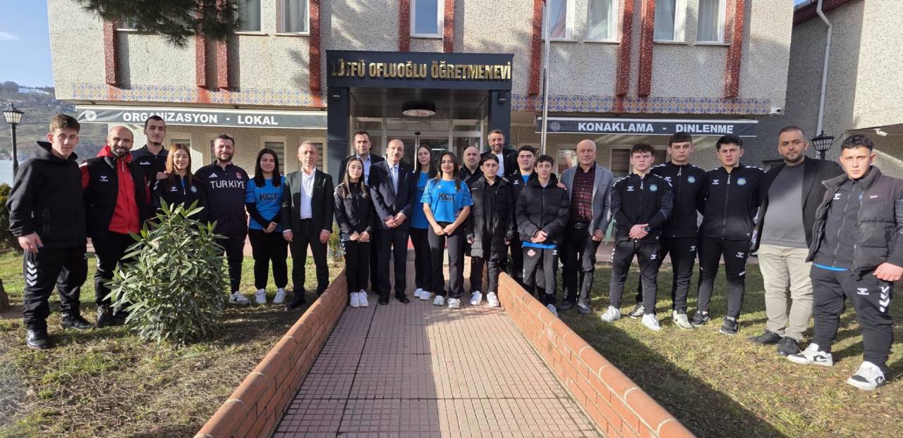 Düzköy Belediyespor Kulübümüzün judo branşında Süper Lig'e yükselerek hepimizi gururlandıran ekibini karşıladık.Başarılarının devamını diliyorum.