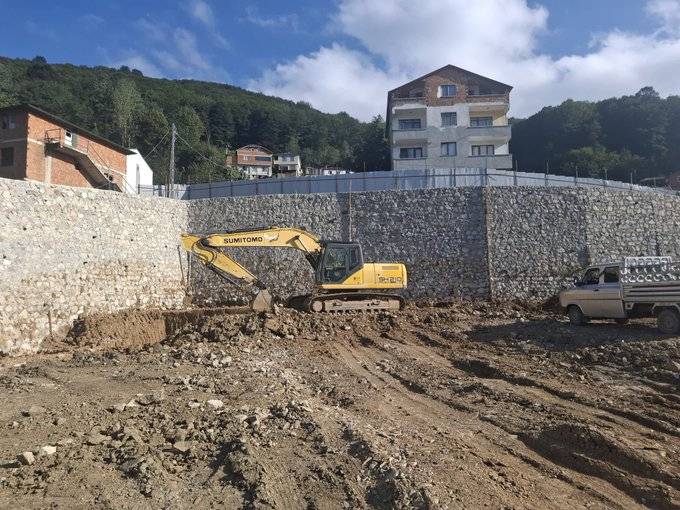 Düzköy Meslek Yüksekokulu inşaatı için çalışmalarımız hızla devam ediyor. İstinat duvarlarımız tamam.