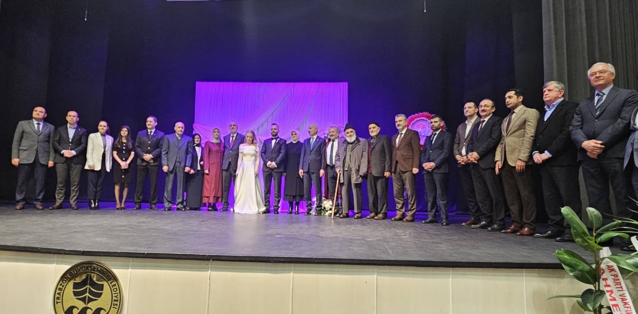 Uraloğlu ve Yaranlı ailelerinin sevgili evlatları Kübra ile Uğur'un nikah şahidi olduk. Ailelerimizi ve gençlerimizi tebrik ediyorum. 