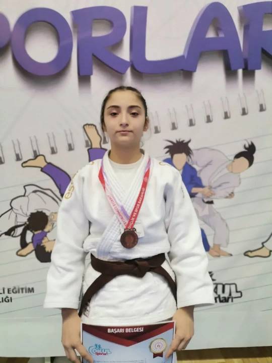 Judo Gençler Türkiye Şampiyonası'nda Türkiye üçüncüsü olan Düzköy Belediyespor Kulübü sporcumuz Ahsen Yıldırım evladımızı tebrik ediyorum!