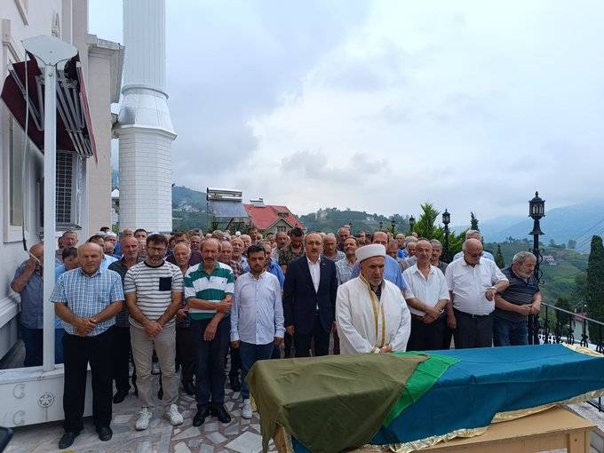 Aykut Mahallemizde ahirete irtihal eden Emine Topal teyzemizi dualarla son yolculuğuna uğurladık.