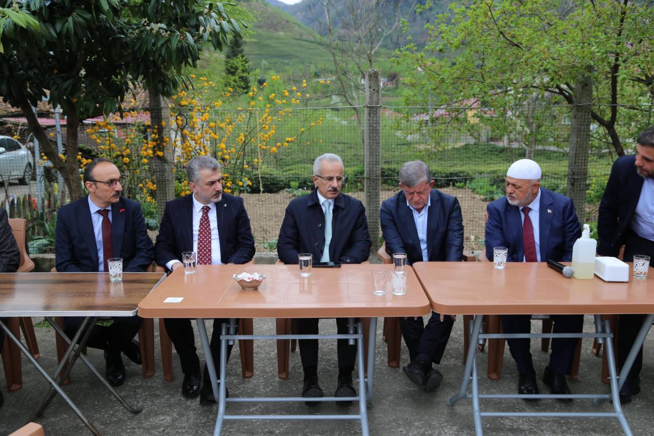Sürmene Milli Eğitim Müdürü Halil İbrahim Revi vefatı münasebetiyle Sn. Bakanımız Abdulkadir Uraloglu ile birlikte taziye ziyaretinde bulunduk. 