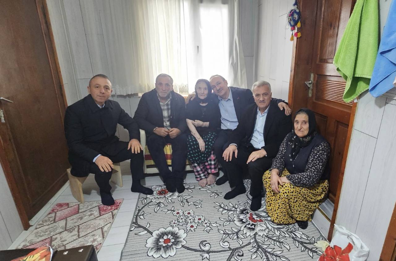 “Bir genç, yaş almış bir kimseye yaşından dolayı hürmet ederse, Allah da ona yaşlılığında kendisine hürmet edecek birisini nasip eder.” Hadis-i Şerif