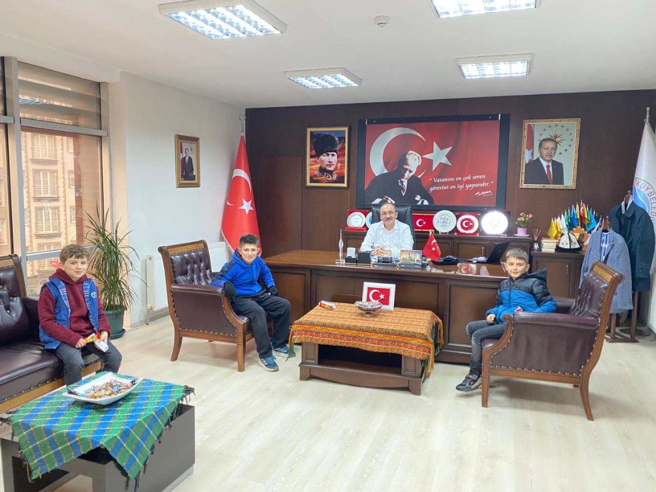 Ziyaretimize gelerek güzel sohbetleriyle günün yorgunluğunu hafifleten sevgili çocuklarımıza teşekkür ediyorum.