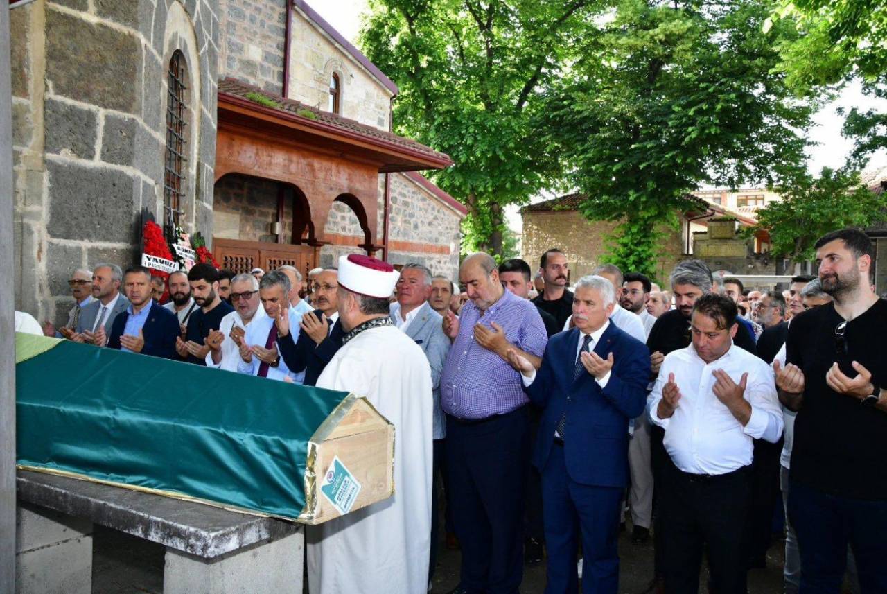 Allah'tan teyzemize rahmet, evlatlarına sabır diliyorum.