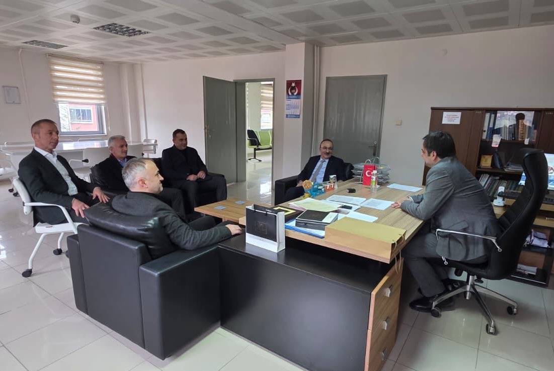 Düzköy İlçe Devlet Hastanesi Başhekimliğine atanan Uzm. Dr. Olgun Aşık Bey'i makamında ziyaret ederek kendisine hayırlı olsun temennimizi ilettik.