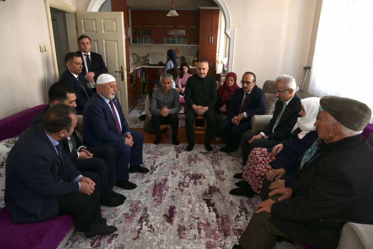 “Düzköy'ün Alisi”nin vefatı sebebiyle ailesine taziyesinde bulunduk. Ali'mize rahmet, ailesine sabırlar diliyorum.