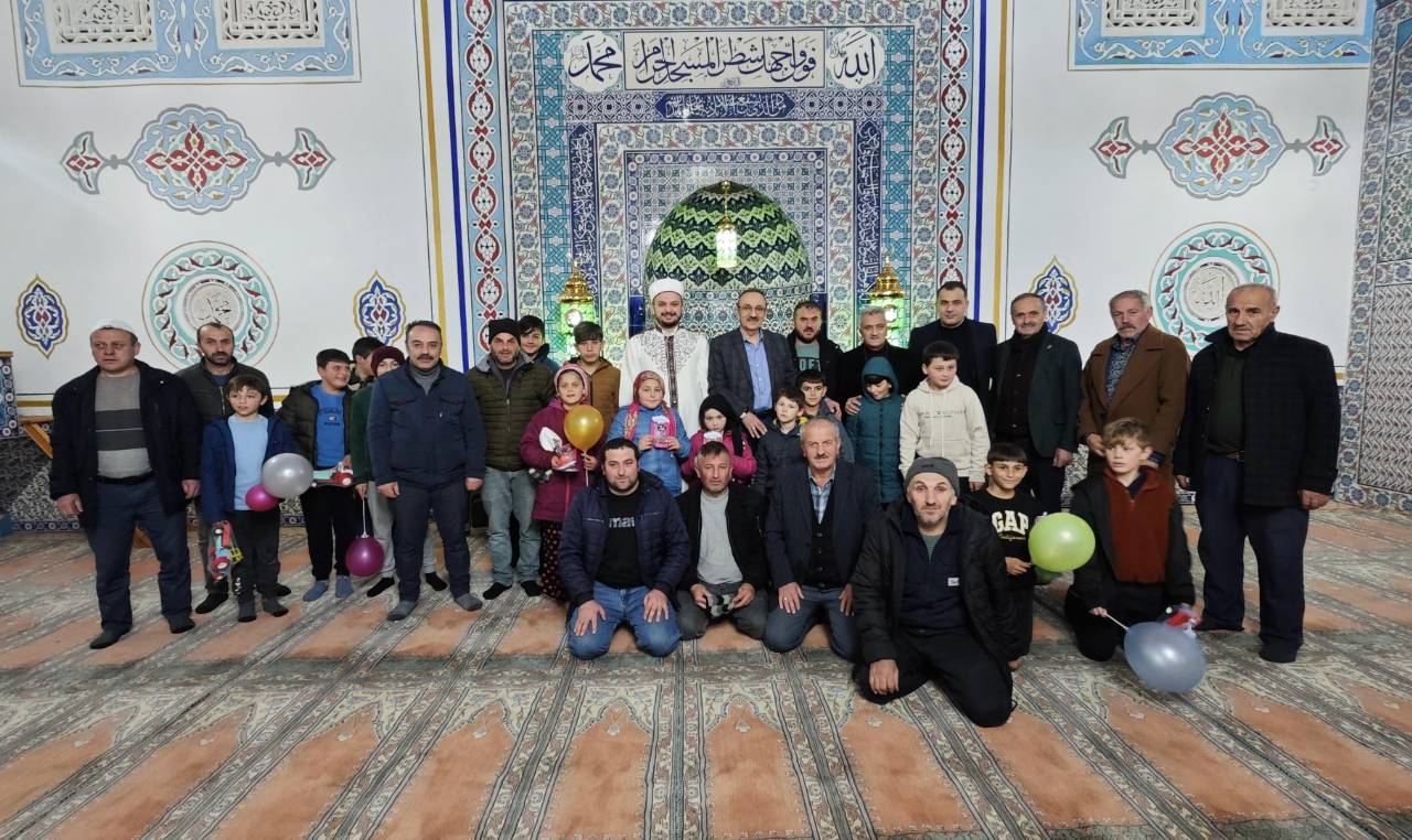 Bu gece teravih namazı sonrası çocuklar gibi şendik.