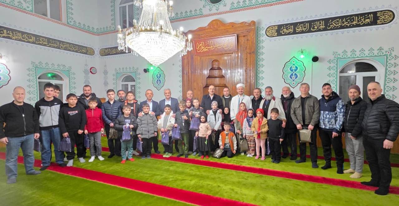 Bu akşam Tepecik Mahallemizde çocuklarımızla çocuklar gibi şendik. Caminin ahengini çocukların sesi bereketlendirdi.