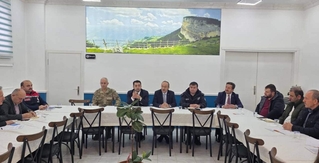 İlçe Kaymakamımız Yunus Polat Bey ve ilçedeki yöneticilerimizle birlikte mahalle muhtarlarımızla istişare toplantısını yaptık.