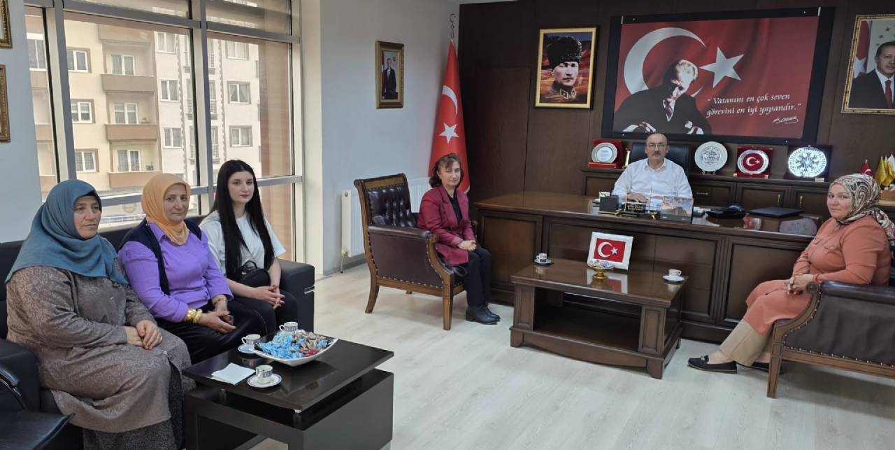 AK Parti Düzköy İlçe Kadın Kolları Başkanımız Gülser Uçar Uygun ve yönetim kurulu üyelerini belediyemizde misafir ettik.