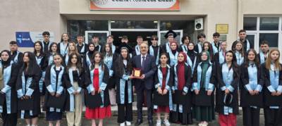 Düzköy Anadolu Lisesi 2024-2025 Mezuniyet Töreni'nde kıymetli öğrencilerimizin heyecanlarına ortak olduk.