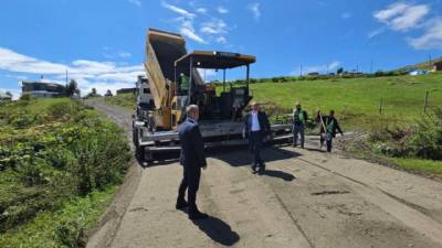 Haçka Yaylası ile Beypınarı arası beton yol, mahallelerde yol genişleme çalışmaları ve yol bakım onarımları devam ediyor
