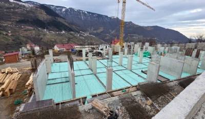 Meslek Yüksekokulu inşaatımız, Çayırbağı Ortamahalle'de Aile Sağlığı Merkezi inşaatımız ve mahallelerimizdeki yol çalışmalarımız devam ediyor.