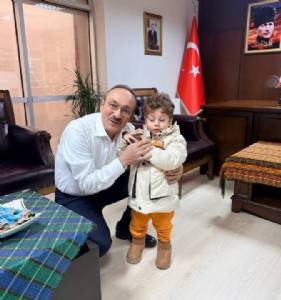 Çocuk gülerse dünya güler! Çınar Bey bugün ziyaretimize gelerek haftanın yorgunluğunu uçurdu. Allah, hayırlı, sağlıklı ve bereketli ömür versin.