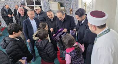Teravih namazımızı Çal Ortamahalle Camii'nde eda ettik. Çocuklarımıza hediyelerimizi takdim ettik, hemşehrilerimizle çay sohbetimizi yaptık.