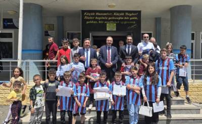 İlçemizdeki okullarımızda öğrencilerimizin karne törenlerine katıldık. Sevgili öğrencilerimize sağlıklı, mutlu, huzurlu bir tatil diliyorum. 