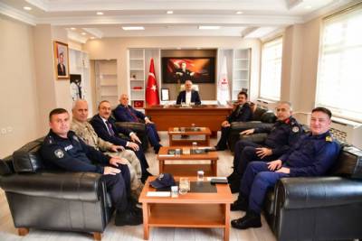 İlçemizi teşrif eden İçişleri Bakan Yardımcısı Münir Karaloğlu ve Trabzon Valisi Aziz Yaldırım'a çalışmalarımızı arz ettik.