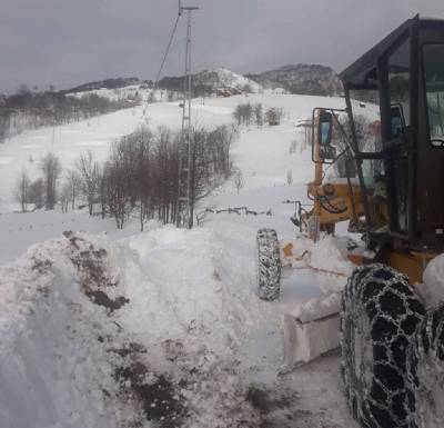 Sahadayız…Kar yağışının yoğun olduğu mahallelerimizde; kar küreme ve yol açma çalışmalarımız hız kesmeden devam ediyor.