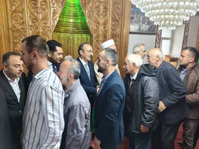 Bayram namazında Düzköy Merkez Camimizde Ulaştırma ve Altyapı Bakanımız ile birlikte hemşehrilerimizle bayramlaştık.