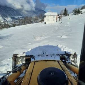 İmkânlarımız dâhilinde ilçemizin her yerinde karla mücadele çalışmalarımız devam etmektedir… Ekiplerimizle sahadayız.