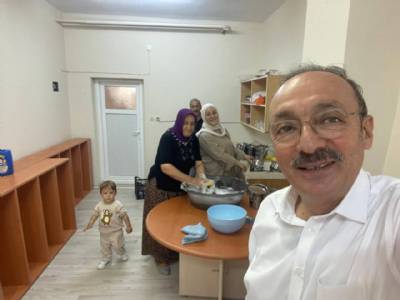 İş beklemez. Dua almak için mezarı değil pazarı da iyi değerlendirmek lazım. Evinde yemeğini yapamayan yaşlı ve engellilerimiz için her gün seferberiz