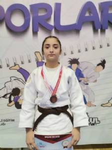 Judo Gençler Türkiye Şampiyonası'nda Türkiye üçüncüsü olan Düzköy Belediyespor Kulübü sporcumuz Ahsen Yıldırım evladımızı tebrik ediyorum!