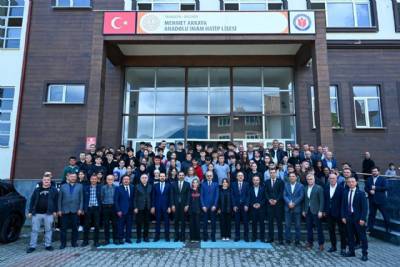  Mehmet Akkaya Anadolu İmam Hatip Lisesi Konferans Salonu'nda, ilçemizdeki liseli öğrenci evlatlarımız ile söyleşide bir araya geldik…